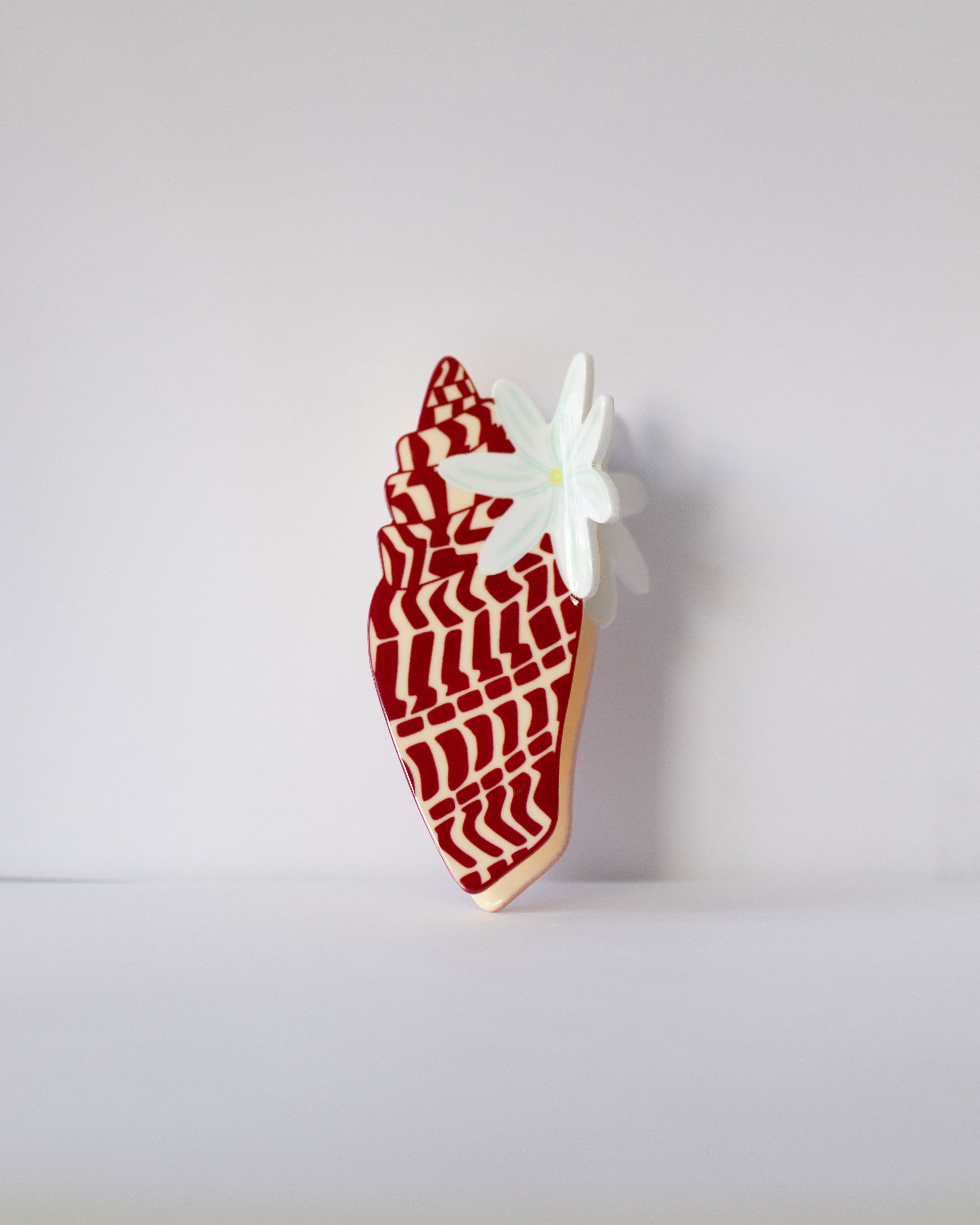 Tiare Miter Shell Claw Clip